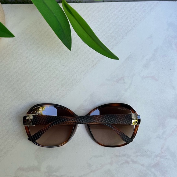 Salvatore Ferragamo Sunglasses
SF77OSA 214 Tortoise Brown
Gradient, new no box . - Picture 10 of 16